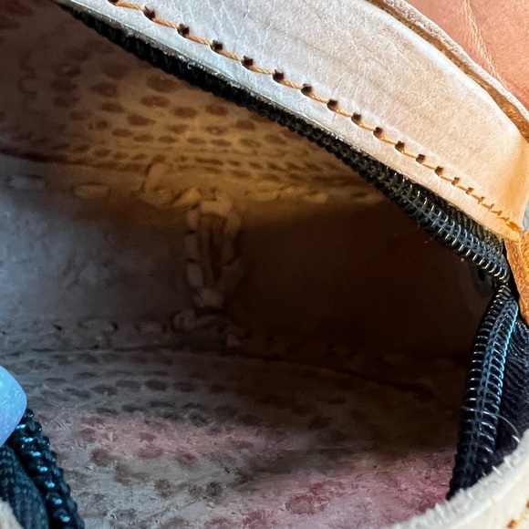 Round tooled leather Crossbody (PB2) - Picture 7 of 7